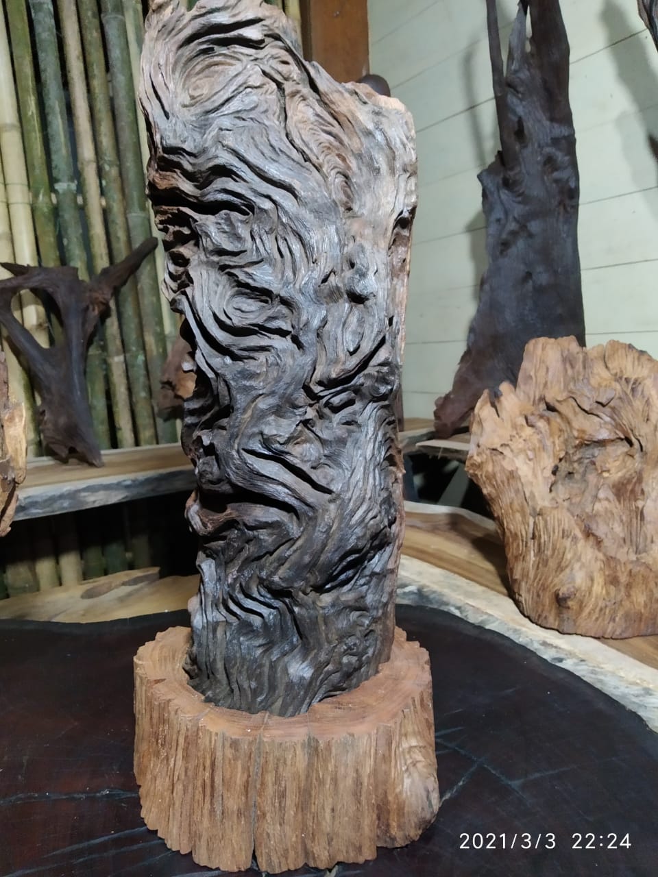 Pengrajin Pahat Kayu Ulin foto_ekonomi_kreatif_1618553064.jpg