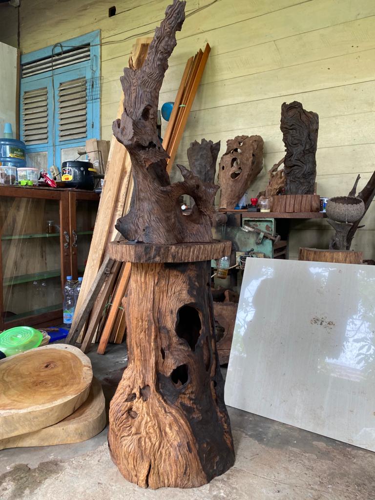 Pengrajin Pahat Kayu Ulin foto_ekonomi_kreatif_1618553065.jpg