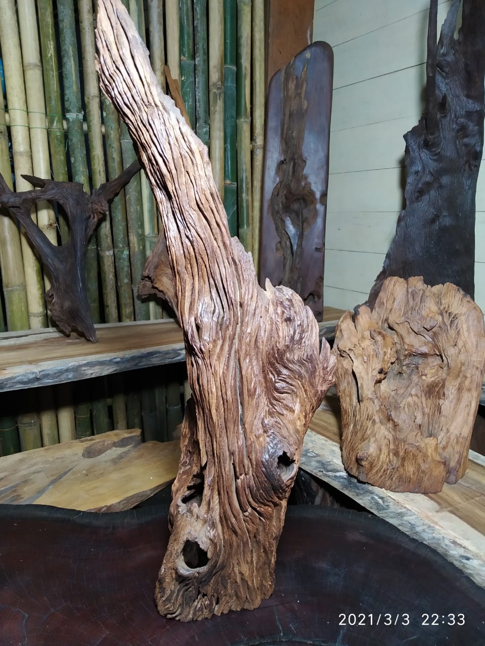 Pengrajin Pahat Kayu Ulin foto_ekonomi_kreatif_16185530651.jpg